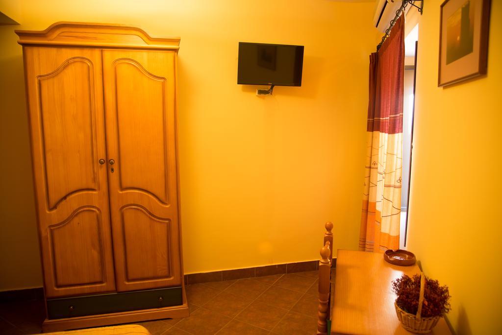 Hostal Hueso Trujillo Exterior photo
